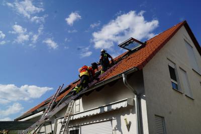 Rauchentwicklung in einem Dachstuhl einer Doppelhaushaelfte 